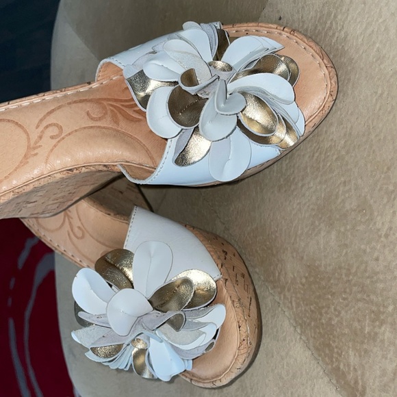 Born Lovina White Leather Wedge with White/Gold Leather Flower in Sz 8 - Picture 2 of 5